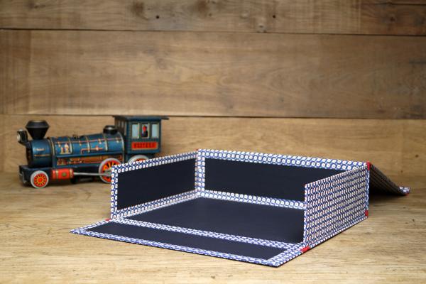 Wide opening box with cardboard lining